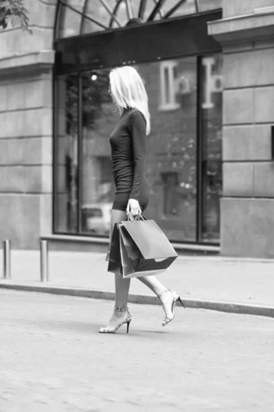 Photo Pretty Woman Holding Shopping Bags Woman Shopping Bags Outdoor — Fotografia de Stock