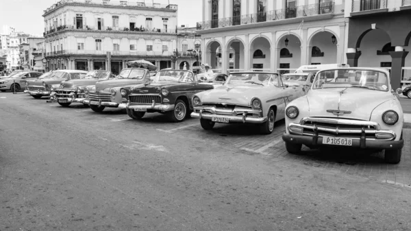 Αβάνα Κούβα Μαΐου 2019 Ρετρό Χώρος Στάθμευσης Αυτοκινήτων Σταθμευμένο Ταξί — Φωτογραφία Αρχείου