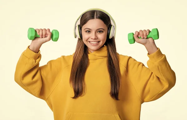 Χαρούμενο Κορίτσι Γυμναστικής Ακούει Μουσική Στο Στούντιο Φωτογραφία Του Κοριτσιού — Φωτογραφία Αρχείου