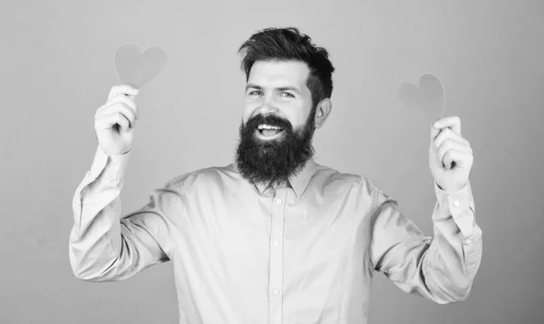 Концепція Знайомств Відносин Щасливий Коханні Закохується Чоловік Бородатий Хіпстер Серцевою — стокове фото