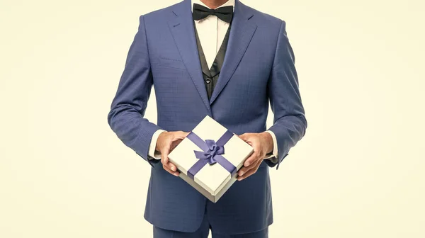 Szczęśliwy Człowiek Niebieskim Garniturze Pudełkiem Odizolowanym Biało Walentynki — Zdjęcie stockowe
