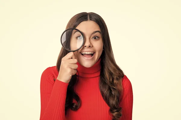Förvånad Nyfiken Tonåring Flicka Hålla Förstoringsglas Isolerad Vit Bakgrund Nyfiken — Stockfoto