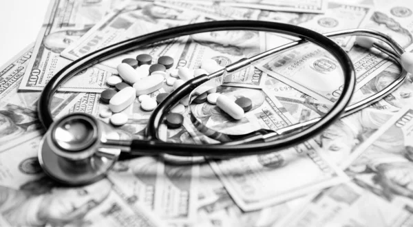 Χρήματα Αμοιβή Για Ακριβά Φάρμακα Closeup Επιλεκτική Εστίαση Χάπια Ακριβών — Φωτογραφία Αρχείου