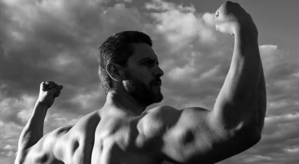 Strong Shirtless Man Bodybuilding Man Muscular Torso Athletic Man Biceps — Stok fotoğraf