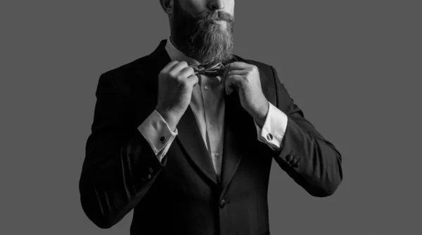 Homem Com Vista Para Barba Fixando Estúdio Laço Isolado Cinza — Fotografia de Stock