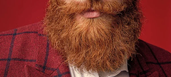 口ひげを生やした赤毛のアンシャベル男の 髭を生やしたUnshaven男のクローズアップ写真です 髭を生やしたUnshaven男は赤に隔離された スタジオで髭を生やしたUnshaven男 — ストック写真