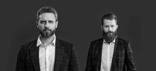 Мужчины Формальной Одежде Изолированы Бордовом Фоне Избирательным Фокусом Бородатые Мужчины — стоковое фото