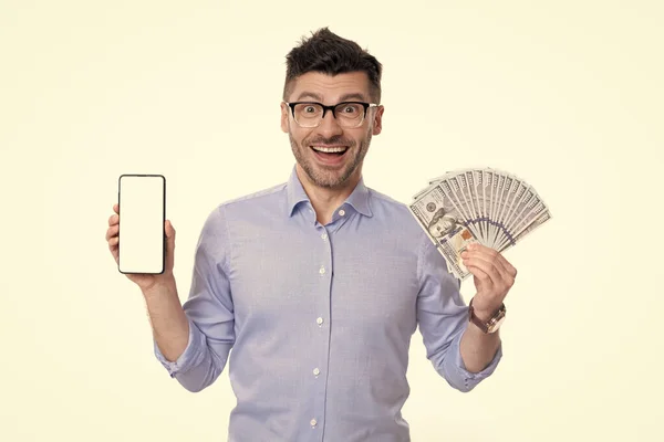 Счастливчик Показывает Деньги Студию Мобильных Телефонов Оплата Наличными Мобильный Платеж — стоковое фото