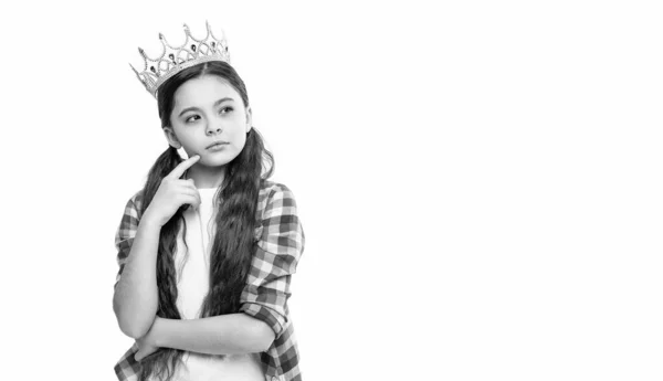 白人に孤立した10代のエゴの少女 スタジオにいた10代のエゴの少女 バックグラウンドで10代のエゴの少女 10代のエゴの少女の写真は王冠を身に着けて — ストック写真