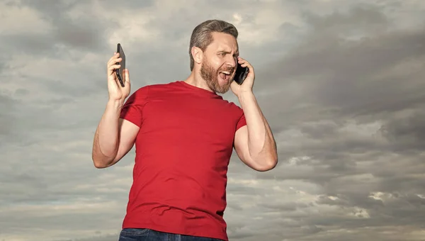 Hombre Enojado Tiene Conversación Telefónica Usar Camiseta Roja Foto Del — Foto de Stock
