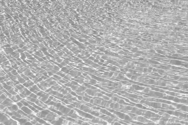 ターコイズサマープールの水の背景の写真です 夏のプールの水の背景 波紋のある夏のプールの水の背景 誰もいない夏のプールの水の背景 — ストック写真