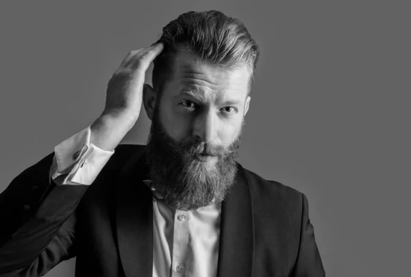 Χαρισματικός Άνθρωπος Σμόκιν Formalwear Μαλλιά Αφής Απομονώνονται Γκρι Φόντο Στούντιο — Φωτογραφία Αρχείου