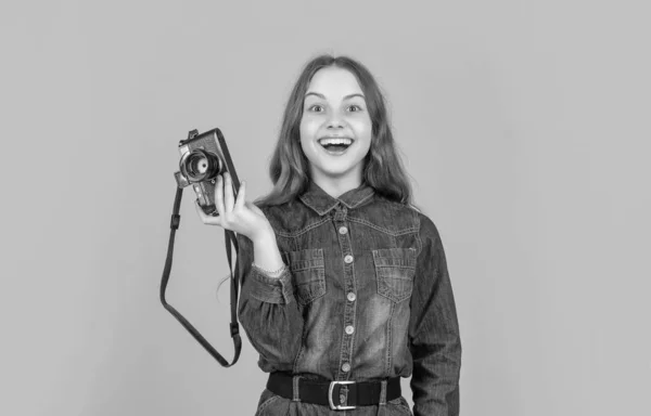 Elinde Fotoğraf Makinesi Olan Mutlu Çocuk Çocuk Fotoğrafçı Sarı Arka — Stok fotoğraf