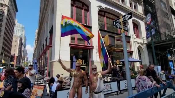 纽约州纽约市 2023年6月25日 2023年纽约的骄傲游行游行 自豪的男人彩虹Lgbtq旗和平 Lgbt和Lgbtq游行 免版税图库视频