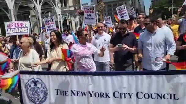 ニューヨーク 2023年6月25日 ニューヨークでのプライド行進パレード2023年 Lgbtゲイ同性愛トラジェンダーレズビアンのパレードで活動しています 動画クリップ