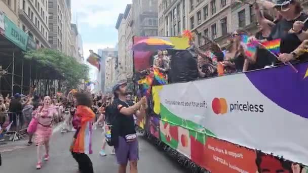 ニューヨーク 2023年6月25日 ニューヨークでのプライド行進パレード2023年 Lgbtゲイ同性愛トラジェンダーレズビアンのパレードで活動しています ロイヤリティフリーストック映像