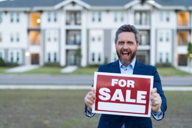 Satışlar için komisyoncu yönetim kurulunun seçici odak noktası. Broker Outdoor tarafından satılan bir mülk. Satılık broker 'ın fotoğrafı. Simsar tarafından satılan mal.