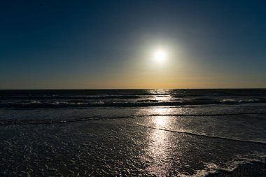 Deniz manzaralı romantik yaz tatili manzarası. Okyanus sahilinde gün doğumu. Yaz tatilinde gün batımı deniz manzarası. Deniz ve kumsalla gün doğumu. Gün batımında deniz manzarası sakin. Güneş ufuktan yükselir.