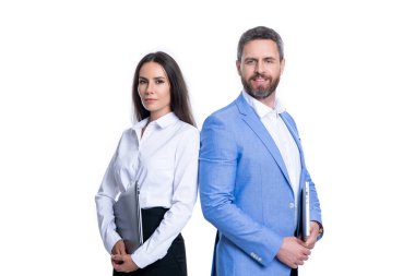 Çevrimiçi neşeli iş beyaz arka planda izole. Stüdyoda serbest iş. Bilgisayarla serbest iş. Serbest çalışan internet iş adamlarının fotoğrafı bilgisayarı tutuyor.