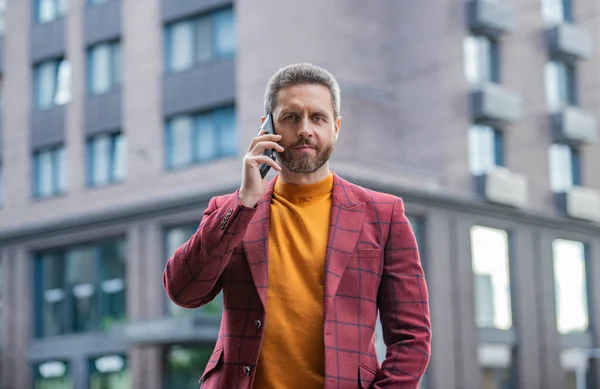 Pozitív Üzletember Hívás Mobilon Odakint Fénykép Egy Üzletemberről Aki Telefonál — Stock Fotó