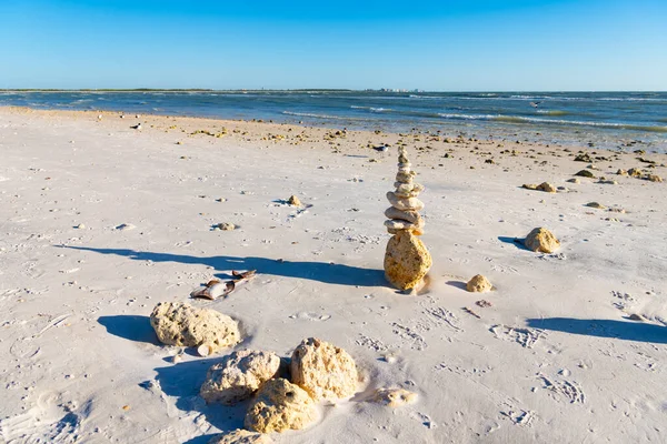 Pirámide Piedra Mar Naturaleza Verano Con Guijarro Zen Equilibrio Vida —  Fotos de Stock
