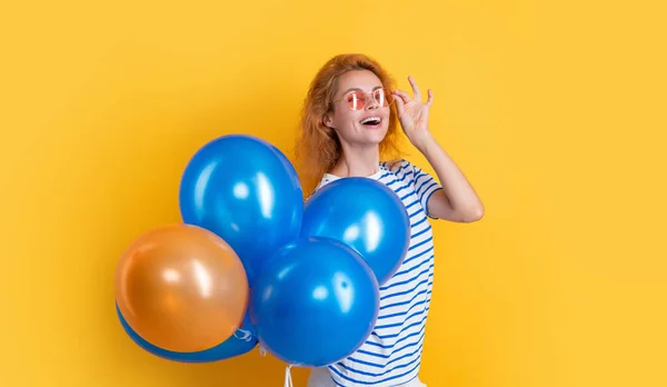 Κορίτσι Πάρτι Μπαλόνι Γυαλιά Ηλίου Κορίτσι Χαμόγελο Κρατήσει Μπαλόνια Κόμμα — Φωτογραφία Αρχείου