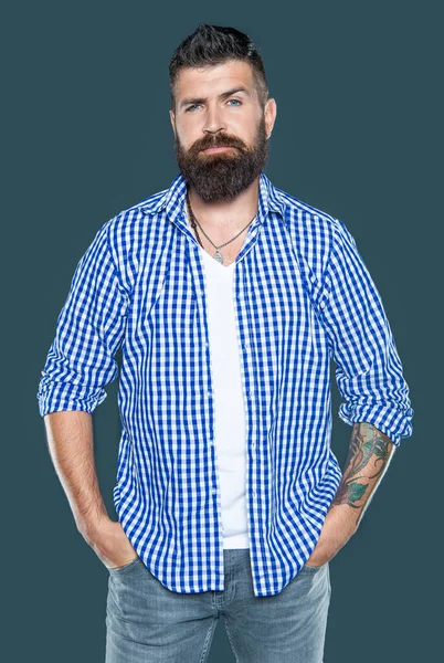 Красивый Бородатый Мужчина Носит Клетчатую Рубашку Сером Фоне — стоковое фото