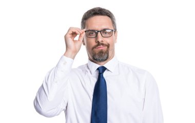 Kibirli adam beyazda soyutlanmış. Stüdyoda küstah adam. Arka plandaki kibirli adam. Gözlüklü kibirli bir adamın fotoğrafı..