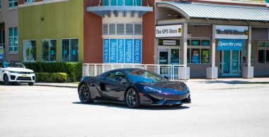 Miami Beach, Florida USA - 15 Nisan 2021: mclaren 570GT MSO siyah, ön köşe manzaralı.