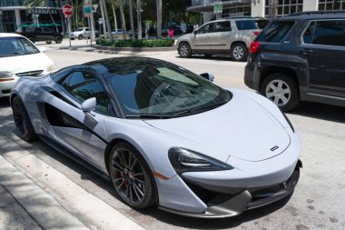 Miami Beach, Florida ABD - 15 Nisan 2021: beyaz Mclaren 570 üstü açık spor araba, ön köşe manzaralı yüksek açı.