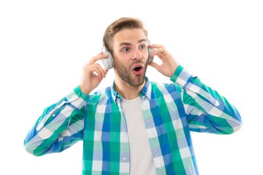 Afallamış milenyum insanı beyazın izole edilmiş müziğini dinliyor. Milenyum adamı stüdyoda müzik kulaklığı takıyor. Milenyum adamı arka planda müzik dinliyor. Bin yıllık müzik aşığının fotoğrafı..