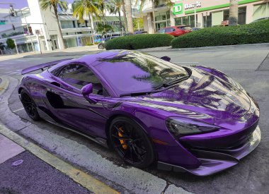 Los Angeles, Kaliforniya ABD - 24 Mart 2021: Blue McLaren Otomotiv Limited 570 'ler lüks spor araba yan görünümü.
