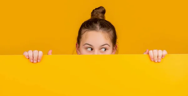 Teen Dívka Skrývající Prázdný Žlutý Papír Kopírovacím Prostorem Pro Reklamu — Stock fotografie