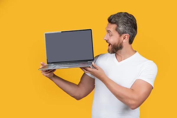 Meglepett Férfi Mutatja App Elszigetelt Sárga Háttér Férfi Mutatja Laptop — Stock Fotó