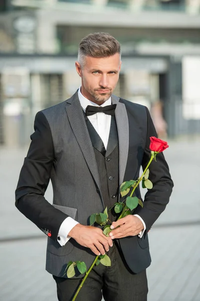 建议概念 黑色燕尾服男人准备求婚 男人在求婚之前 — 图库照片
