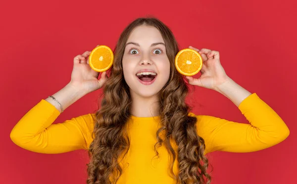 Meglepett Tini Gyerek Hold Narancs Gyümölcs Lila Háttér — Stock Fotó