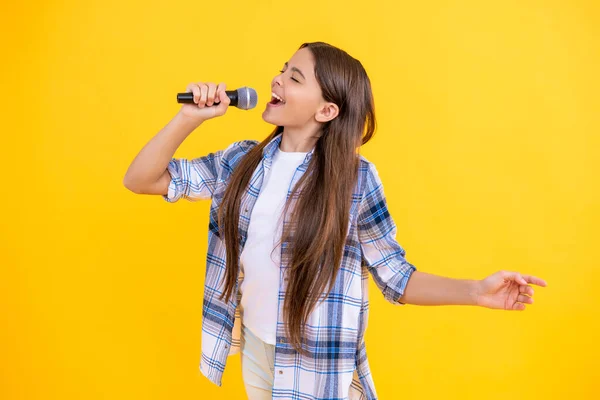 Com Microfone Mão Cantora Adolescente Positivo Jovem Cantora Karaoke Menina — Fotografia de Stock