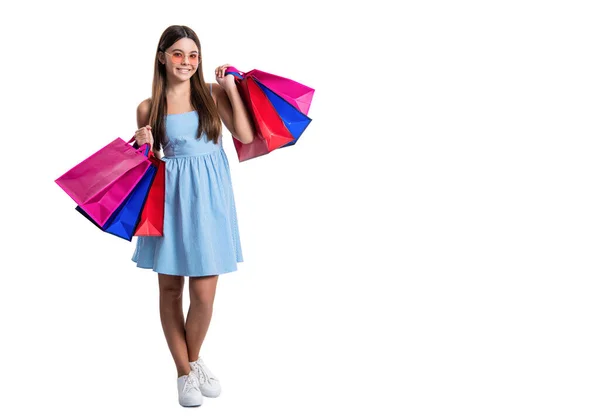 年轻女孩在购物的背景 年轻女孩提着包购物的照片 在白色上孤身一人购物的少女 在工作室购物的少女 — 图库照片