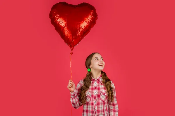 Веселая Девушка Держит Воздушный Шар Любви Сердце Красном Фоне — стоковое фото