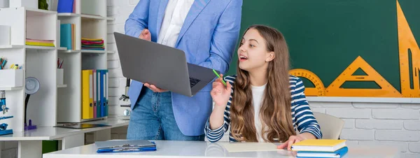 Užaslá Dívka Učitelem Třídě Použití Notebooku — Stock fotografie