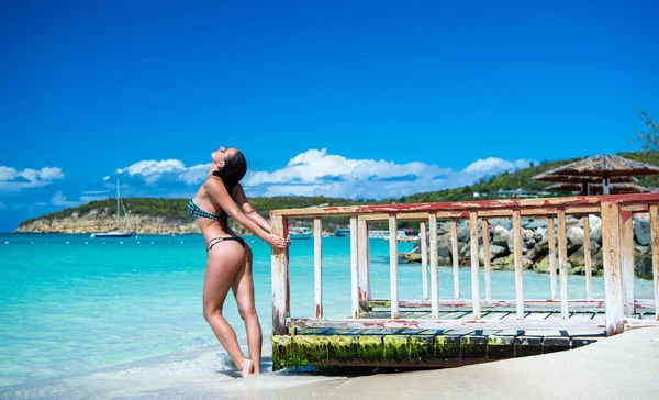 女人在暑假海滩上的照片 暑假海滩上的女人 一个女人在户外的暑假海滩上 在暑假海滩度假的女人 — 图库照片