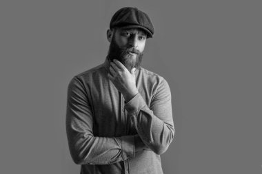 İrlandalı adam Grey 'de izole edilmiş. Kızıl sakalı okşayan ciddi bir adam. Sakallı adam stüdyosu.