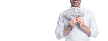 Adamın elinde para banknotları vardı. Stüdyoda beyazlar izole edilmişti. Nakit para. Kredi için banka parası. Para kredileri, boşluk kopyala.