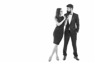 Sonsuza dek aşk. Sakallı adam smokin ve kız gözlükleri. Birbirine aşık çiftler kalplerini tutarlar. Nişan. Zarif bir çift resmi etkinliği. Aşk ve romantizm. Özel bir gün. Evli erkek ve kadın. Sevgililer Günü.
