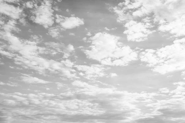 Bulutlu Mavi Gökyüzü Beyaz Kabarık Bulutlar Bulutmanzarası Arkaplanı — Stok fotoğraf