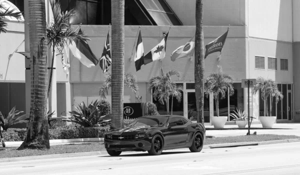 Miami Beach Florida Usa April 2021 Röd Chevrolet Camaro Vägen — Stockfoto