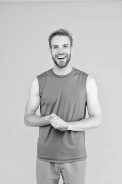 Atletik Adam Sarıda Izole Edilmiş Mutlu Atlet Stüdyosu Spor Giyim — Stok fotoğraf
