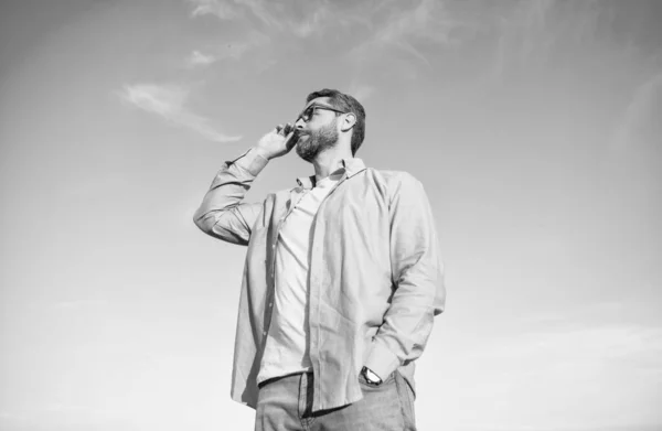 Pensive Caucasian Man Standing Peaceful Pensive Man Glasses Outdoor Pensive — Stock Photo, Image