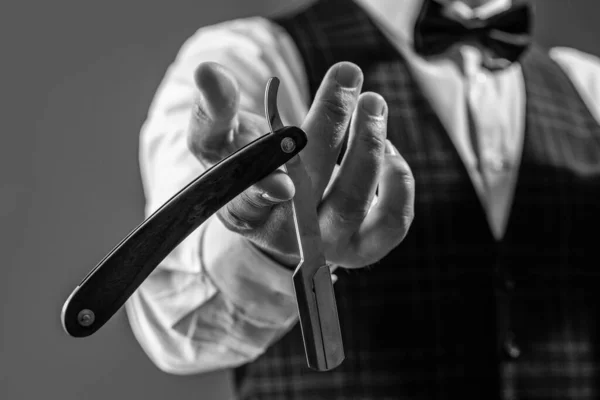 Photo Selective Focus Barber Blade Hand Man Barber Man Hold — Stock Photo, Image