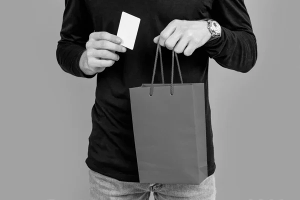 Uomo Vista Raccolto Possesso Carta Pagamento Shopping Bag Studio Isolato — Foto Stock